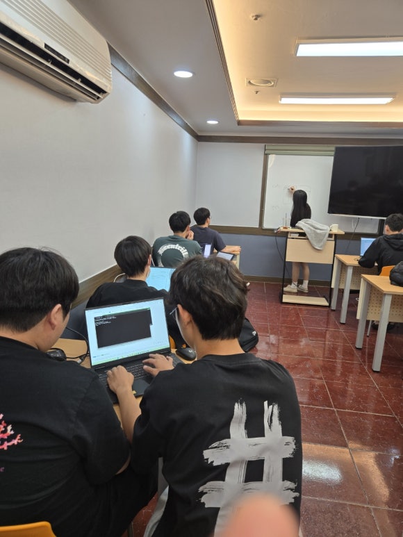 까만 컴퓨터 화면처럼 막막한 순간, 선생님과 함께 방향을 잡아갑니다.